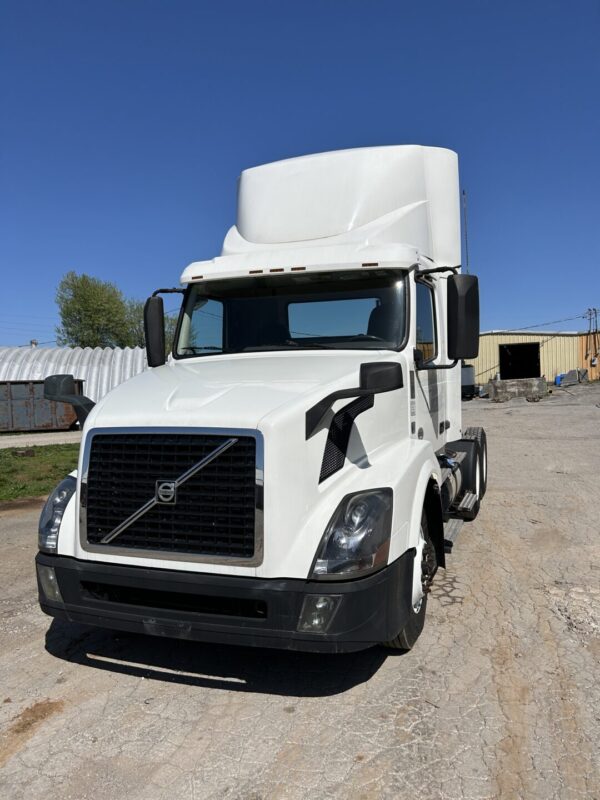 2018 Volvo VNL300 Diesel Tandem Axle Semi MS00393