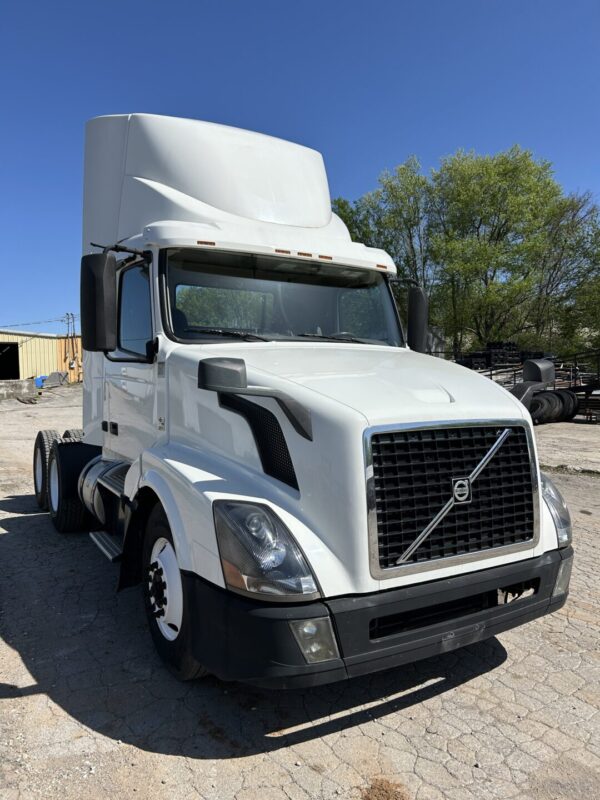 2018 Volvo VNL300 Diesel Tandem Axle Semi MS00393 - Image 2