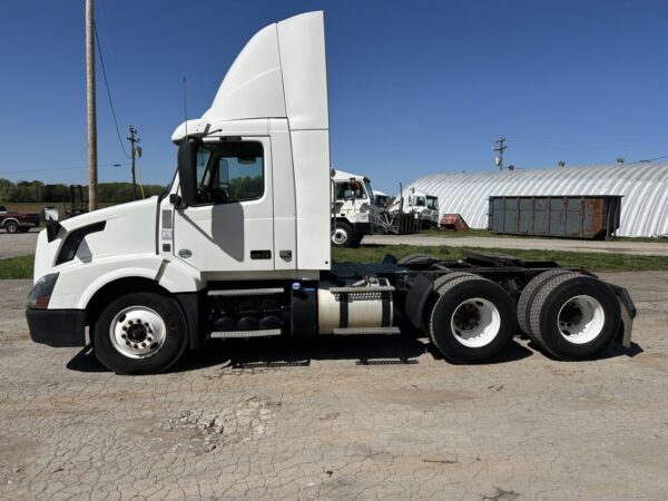 2018 Volvo VNL300 Diesel Tandem Axle Semi MS00393 - Image 4