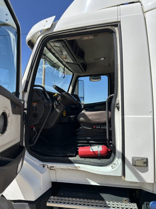 2018 Volvo VNL300 Diesel Tandem Axle Semi MS00393 - Image 7