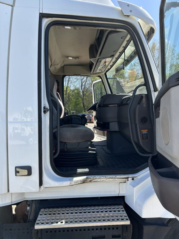 2018 Volvo VNL300 Diesel Tandem Axle Semi MS00393 - Image 8