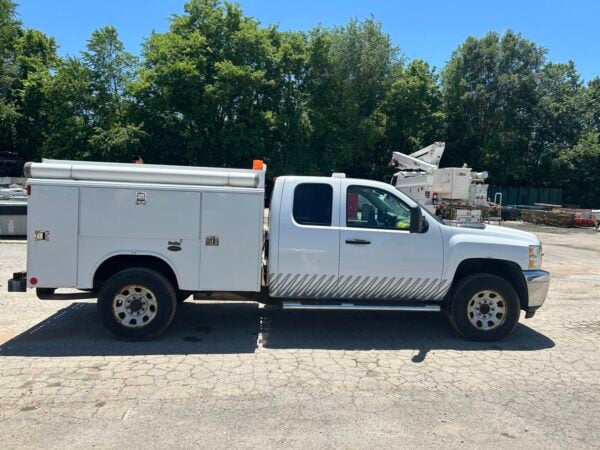2013 Chevrolet Silverado 3500HD Extended Cab Enclosed Bed Service Truck MS00411 - Image 4