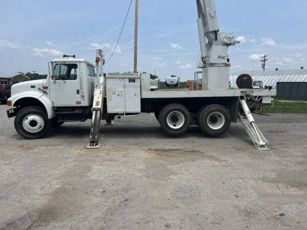 2000 International 4900 TA Diesel Truck with Altec D3060-TR 25,250lb 60' Digger Derrick MS00416 - Image 2