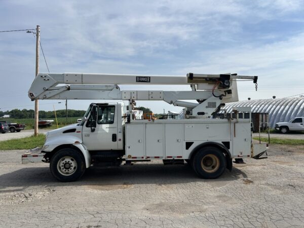 2004 International 4300 DT466 7.6L Diesel 4x2 Truck with 55' HiRanger HR50-M Material Handling Bucket MS00417 - Image 3