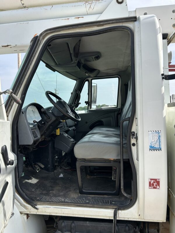 2004 International 4300 DT466 7.6L Diesel 4x2 Truck with 55' HiRanger HR50-M Material Handling Bucket MS00417 - Image 15
