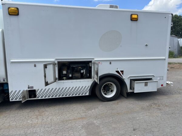 2013 International Durastar 4300 7.6L Diesel Enclosed Service Truck w/underbody Air Comp & Generator MS00425 - Image 6